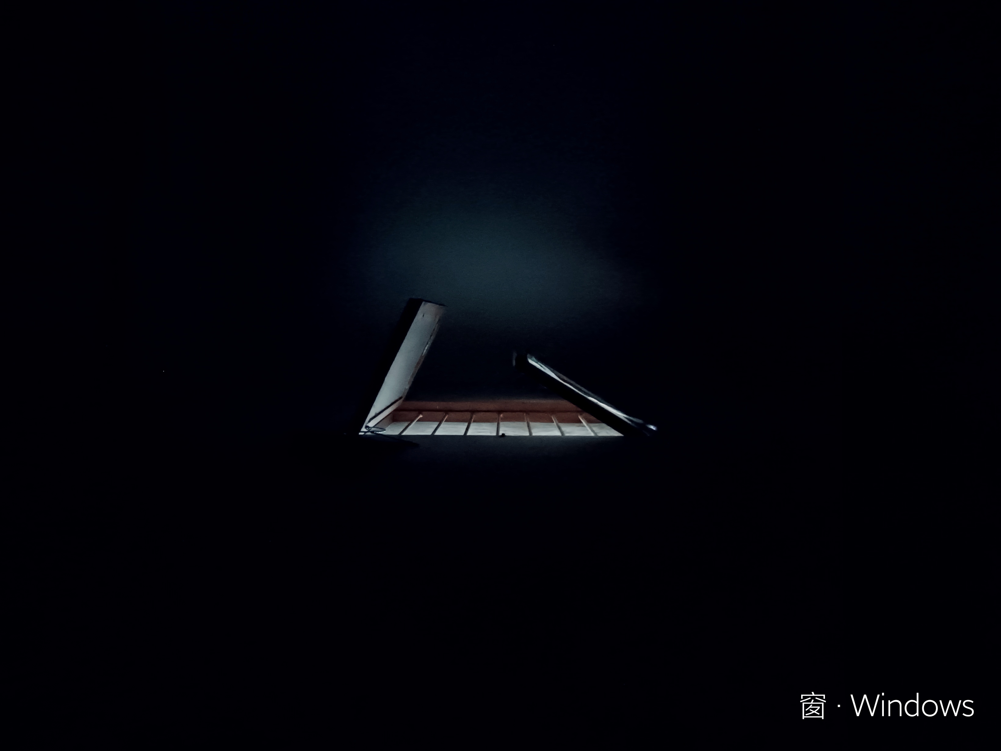 早上醒来,出租屋里的窗户