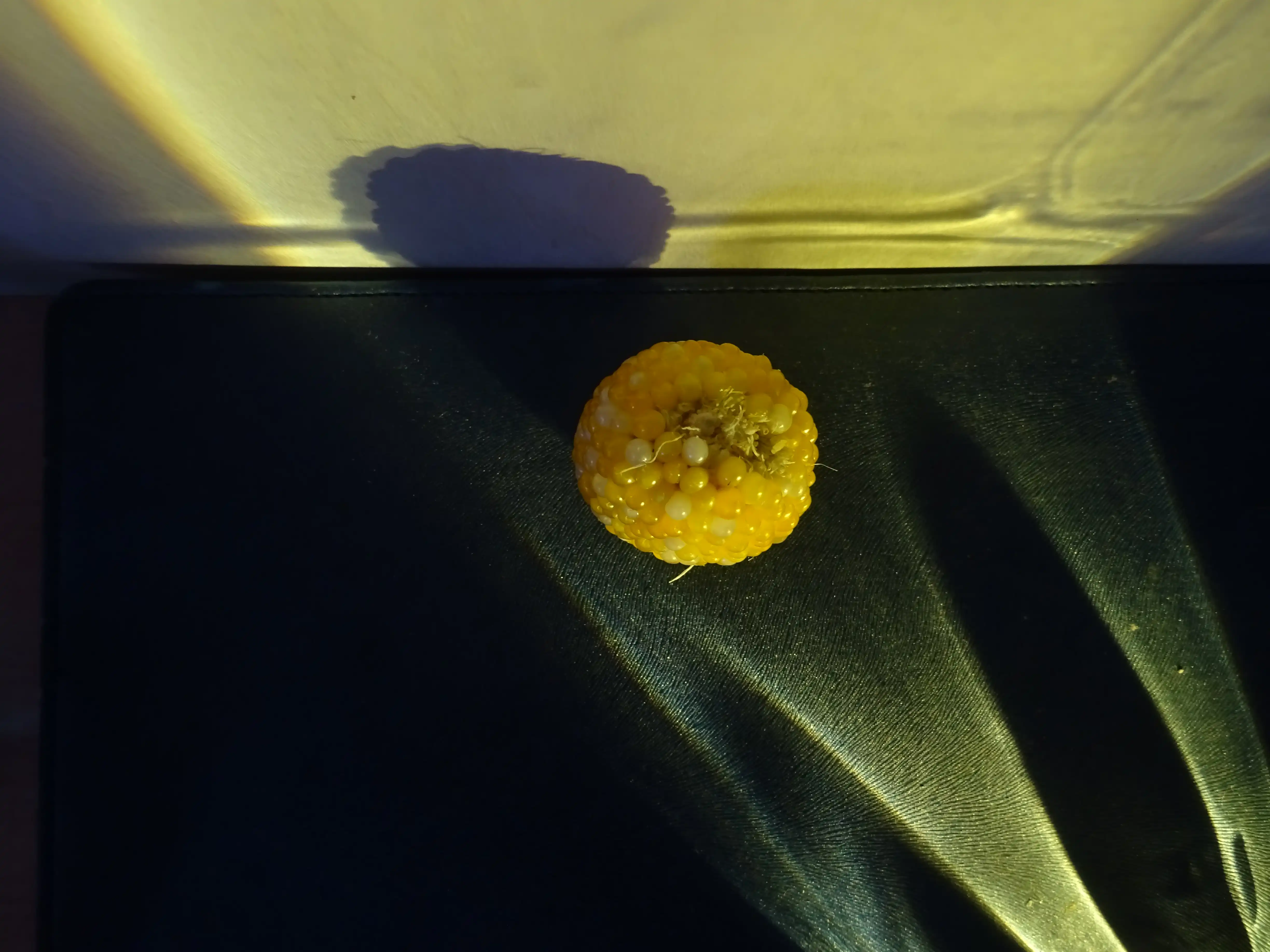 果啤的光不浓,离远了颜色就很白